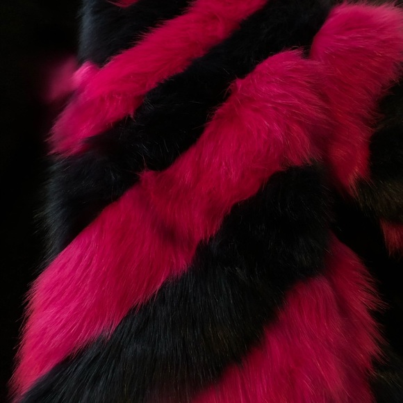 💕🪩 If you are interested in finding a sassy but classy coat, this is the one. - Picture 5 of 8